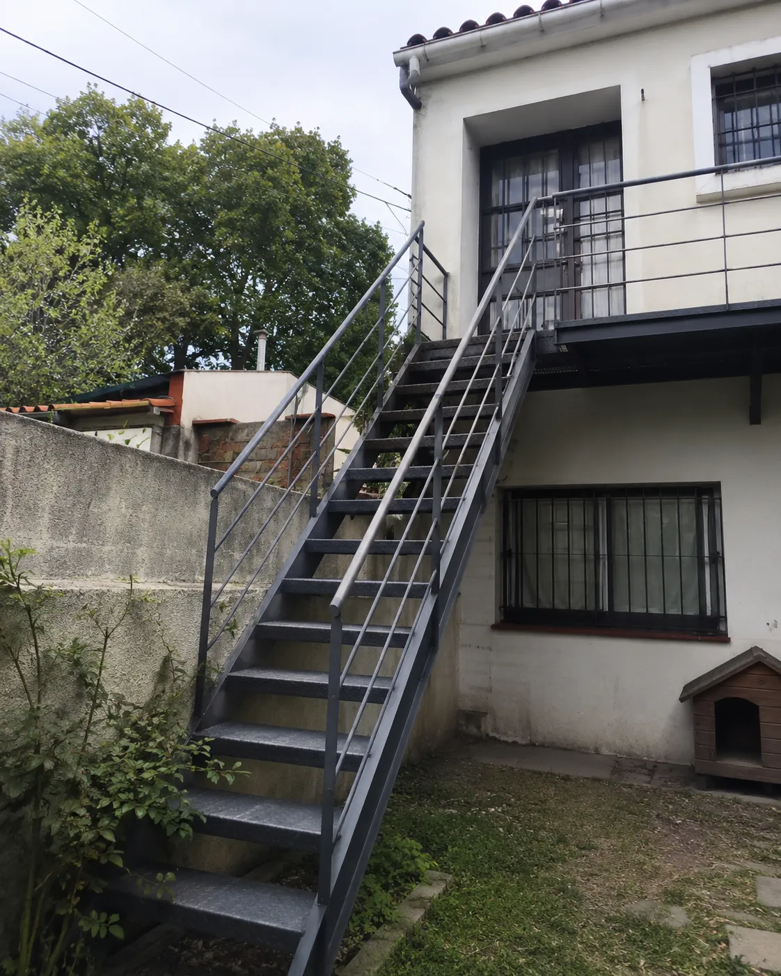 Escalera exterior para planta alta — trabajo de herrería de Hierro Fach